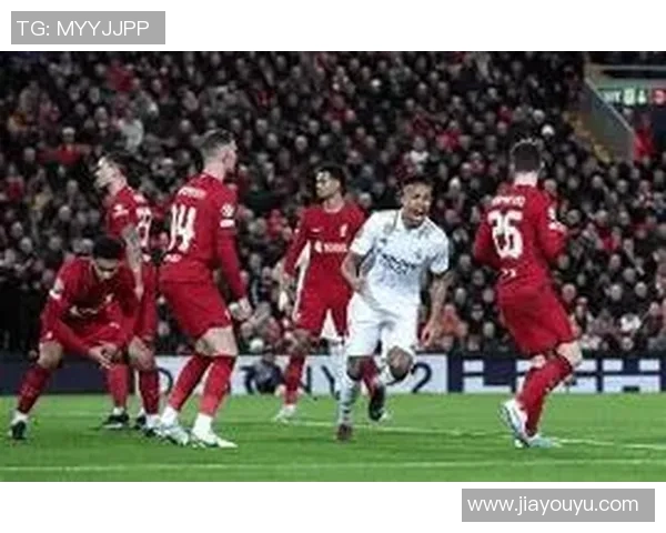 热刺与利物浦激战正酣当前比分揭晓引发球迷热议